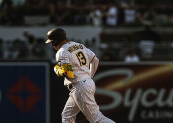 Manny Machado dando vuelta a las bases tras su cuadrangular.