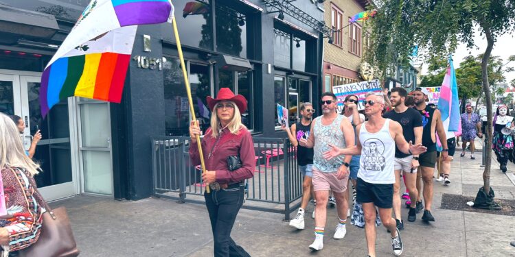 Marchan por los derechos de las personas trans en San Diego