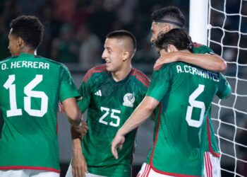 Los jugadores de la selección mexicana festejando un gol ante Guatemala.