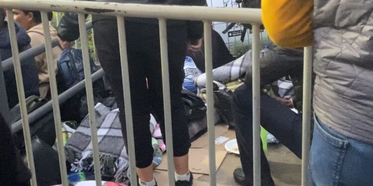 Desalojan migrantes en garita de San Ysidro