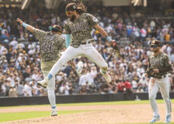 Rougned Odor festejando con Fernando Tatis Jr. el triunfo ante los Rays.