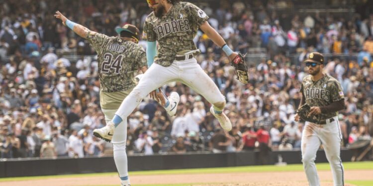 Rougned Odor festejando con Fernando Tatis Jr. el triunfo ante los Rays.