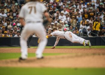 Manny Machado lanzándose por la pelota y atrapándola en la novena entrada.