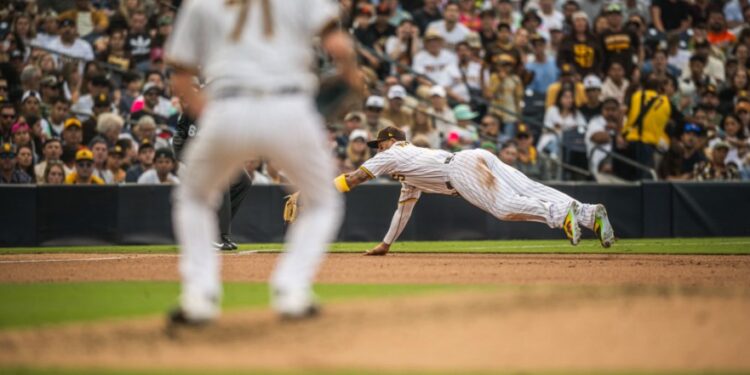 Manny Machado lanzándose por la pelota y atrapándola en la novena entrada.