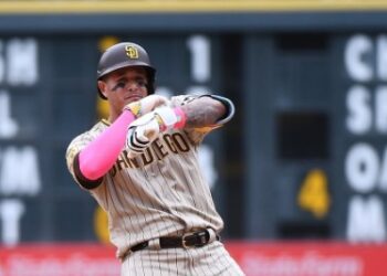 Manny Machado en las bases tras un imparable.