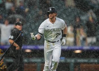 Ryan McMahon tras conectar un cuadrangular que empataba el juego en la novena entrada.