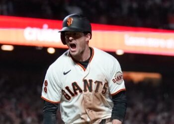 Mike Yastrzemski celebrando su cuadrangular ganador ante los Padres.
