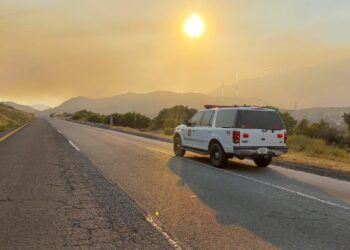 Tecate bajo humo y Tijuana con incendio forestal