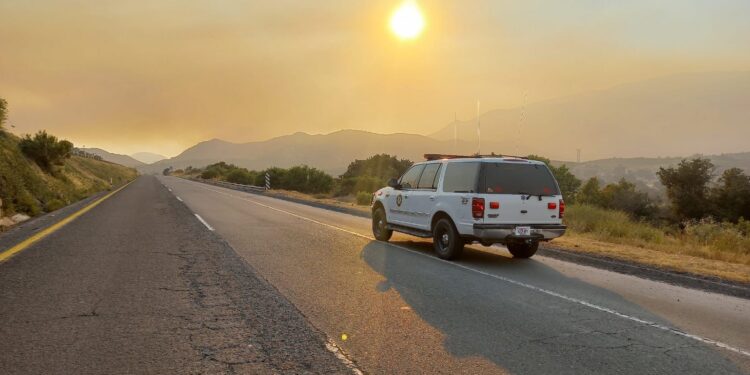 Tecate bajo humo y Tijuana con incendio forestal