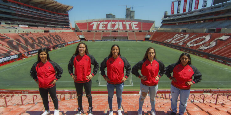 Las nuevas jugadoras del Club Tijuana Femenil en el Estadio Caliente.