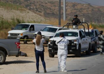 Abandonan pareja sin vida sobre bulevar 2000