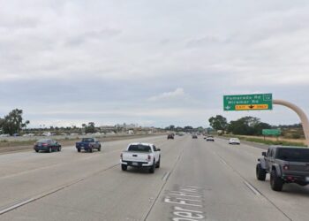 Conductor de camión saca a un hombre de un sedán en llamas en la I-15