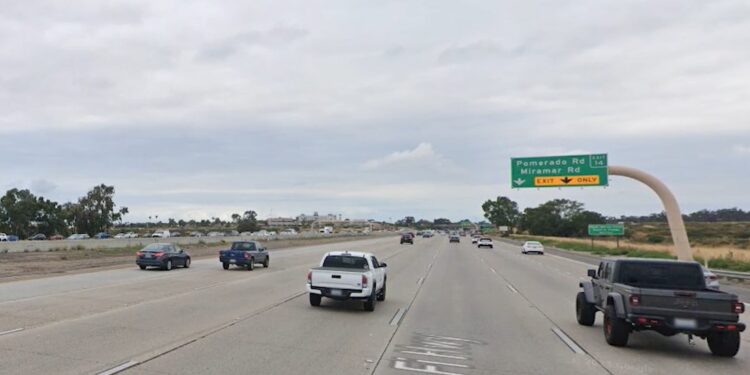 Conductor de camión saca a un hombre de un sedán en llamas en la I-15