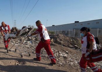 Paramédicos de la Cruz Roja buscan salvar vidas en medio de las altas temperaturas