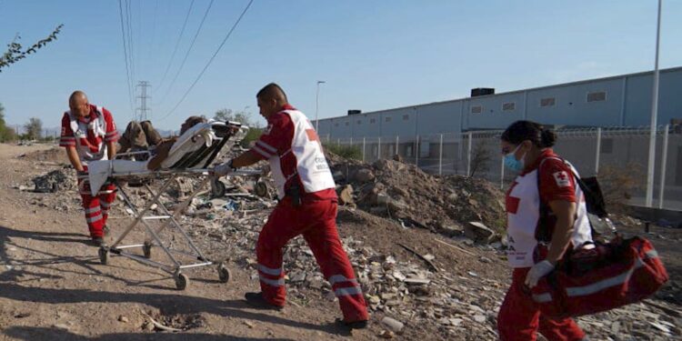 Paramédicos de la Cruz Roja buscan salvar vidas en medio de las altas temperaturas