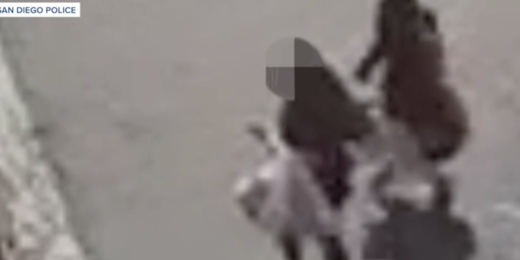 Video de vigilancia de un hombre atacando a una mujer. Foto: San Diego Police