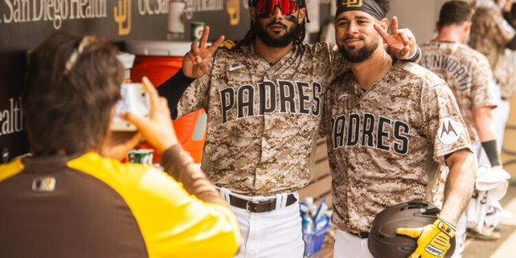 Fernando Tatis Jr. con Gary Sánchez tras el segundo vuelacercas del receptor de San Diego.