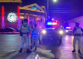 Patrulla de policía y agentes de la guardia nacional frente al club social 'Marko Disko'