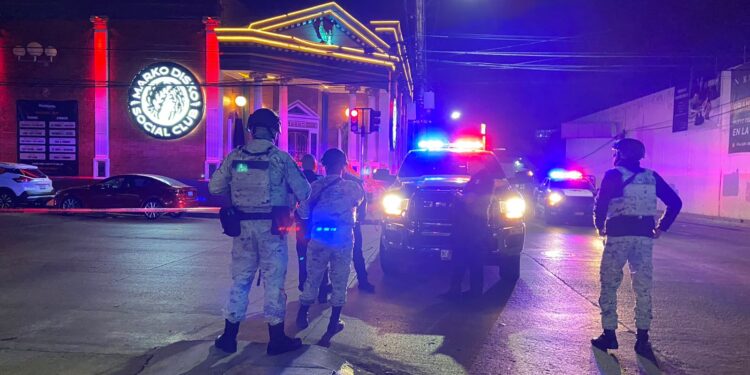 Patrulla de policía y agentes de la guardia nacional frente al club social 'Marko Disko'