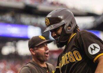 Fernando Tatis Jr. llegando al dugout tras pegar su cuadrangular.