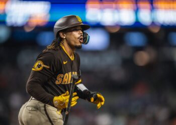 Luis Campusano tras conectar su cuadrangular en una noche de cuatro imaprables.