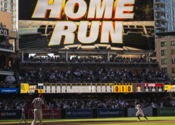 Xander Bogaerts dando vuelta a las bases tras pegarle cuadrangular a Shohei Ohtani.