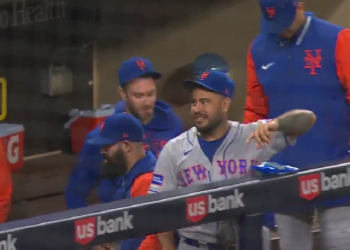 Los jugadores de los Mets celebrando las anotaciones de sus compañeros en el dugout.