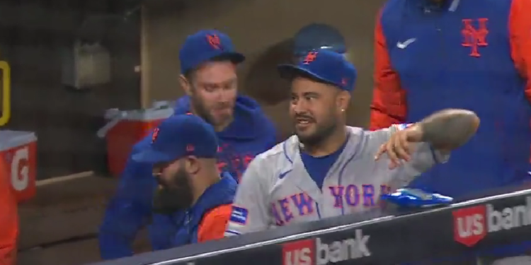 Los jugadores de los Mets celebrando las anotaciones de sus compañeros en el dugout.