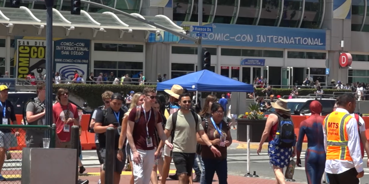 Comic Con atrae multitudes, a pesar de la ausencia de celebridades