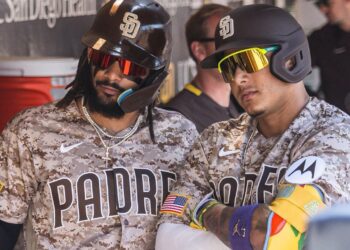 Manny Machado tras su segundo cuadrangular del día, junto a Fernando Tatis Jr. en el dugout.