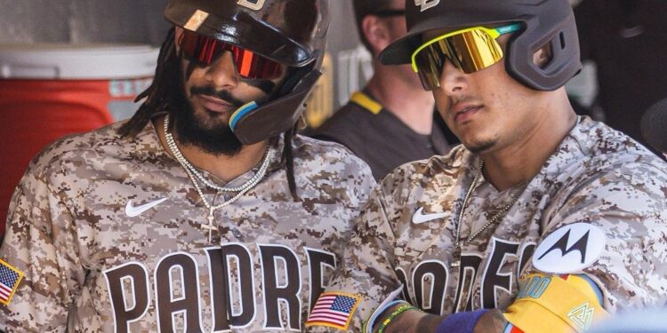 Manny Machado tras su segundo cuadrangular del día, junto a Fernando Tatis Jr. en el dugout.
