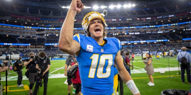 Justin Herbert tras obtener el triunfo en juego de 2023 con Chargers.