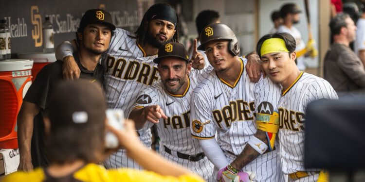 Los jugadores de los Padres tras otro cuadrangular para asegurar la victoria.