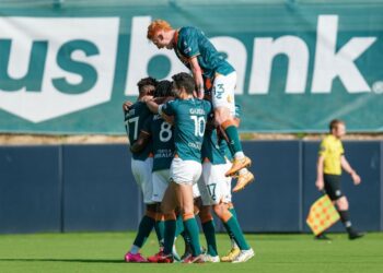 Los jugadores del Loyal festejando uno de los goles del encuentro.