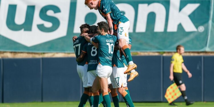 Los jugadores del Loyal festejando uno de los goles del encuentro.