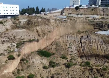 Desalojan residentes de edificios amenazados por derrumbe en Tijuana