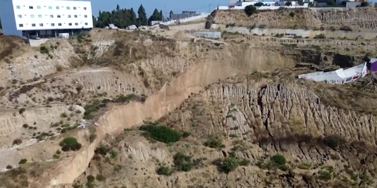 Desalojan residentes de edificios amenazados por derrumbe en Tijuana