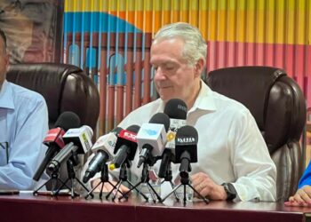 Asiste Santiago Creel a Conferencia de Prensa