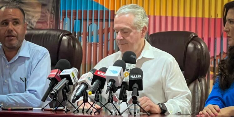 Asiste Santiago Creel a Conferencia de Prensa