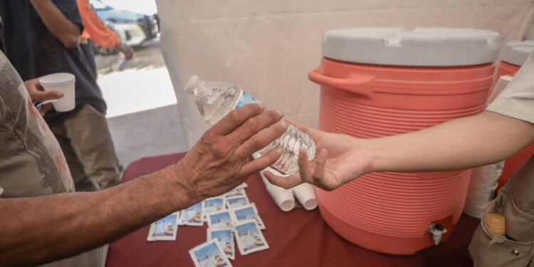 Instalan nuevo punto de hidratación en Mexicali tras ola de decesos por calor