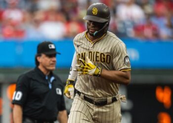 Xander Bogaerts dando vuelta a las bases tras su cuadrangular el domingo.