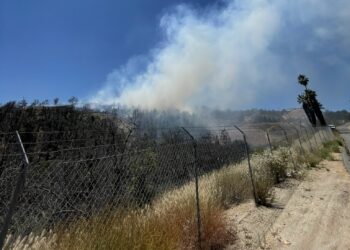 Equipos trabajaron para apagar incendio en Valley Center