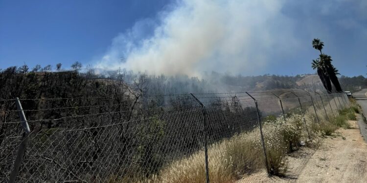 Equipos trabajaron para apagar incendio en Valley Center