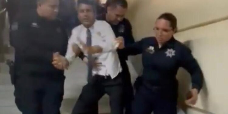 Diputado es sacado a la fuerza en Tijuana