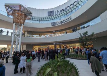 Evacuan plaza peninsula en Tijuana