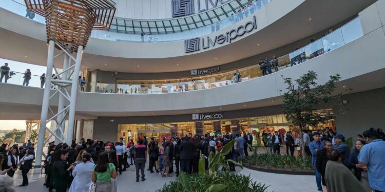 Evacuan plaza peninsula en Tijuana