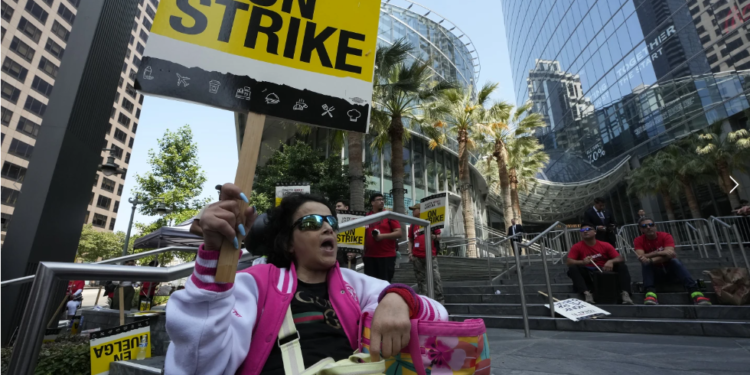 Huelga de trabajadores de importantes hoteles del sur de California