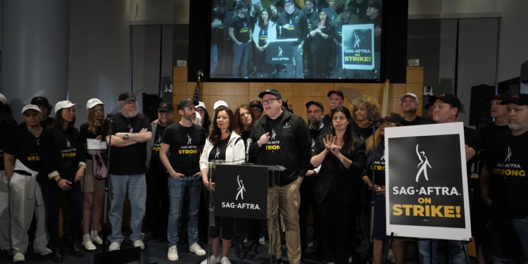 Actores de Hollywood votan por ir a huelga, paralizando la industria por primera vez en décadas