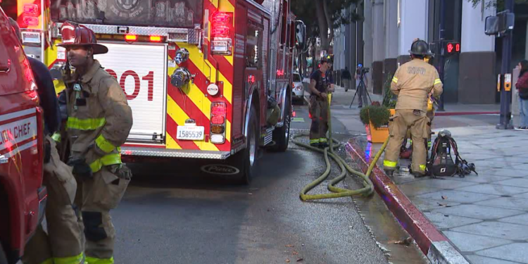 Incendio en garaje debajo del edificio Wells Fargo en centro de San Diego