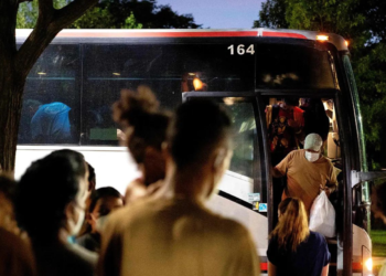 Tercer autobús de migrantes llega al centro de Los Ángeles desde Texas